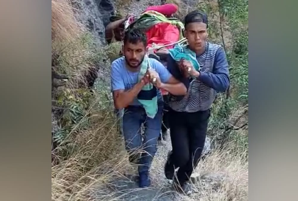 Uttarakhand Latest News: Child Birth on Road during Gone To Hospital on Wooden Stretcher in chamoli