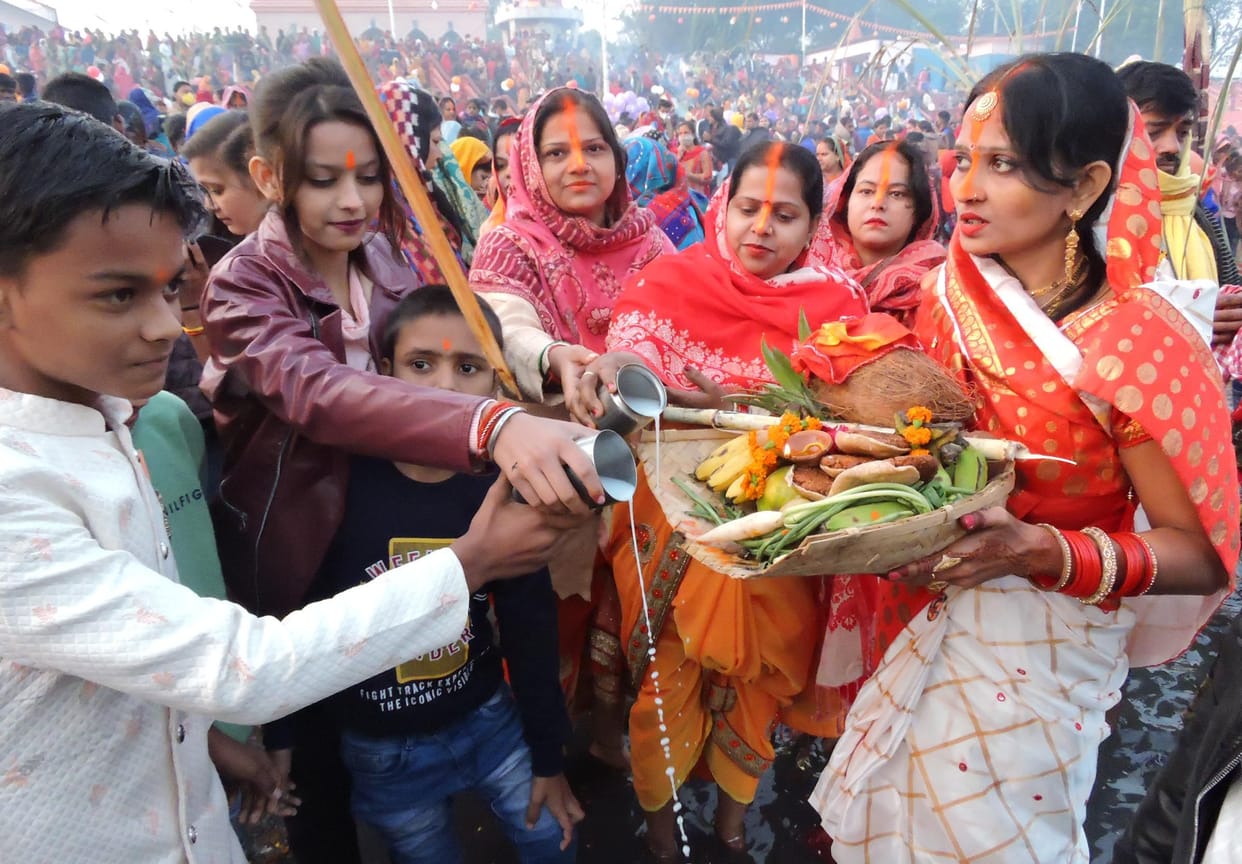 chath celebration completed on saturday in pratapgarh