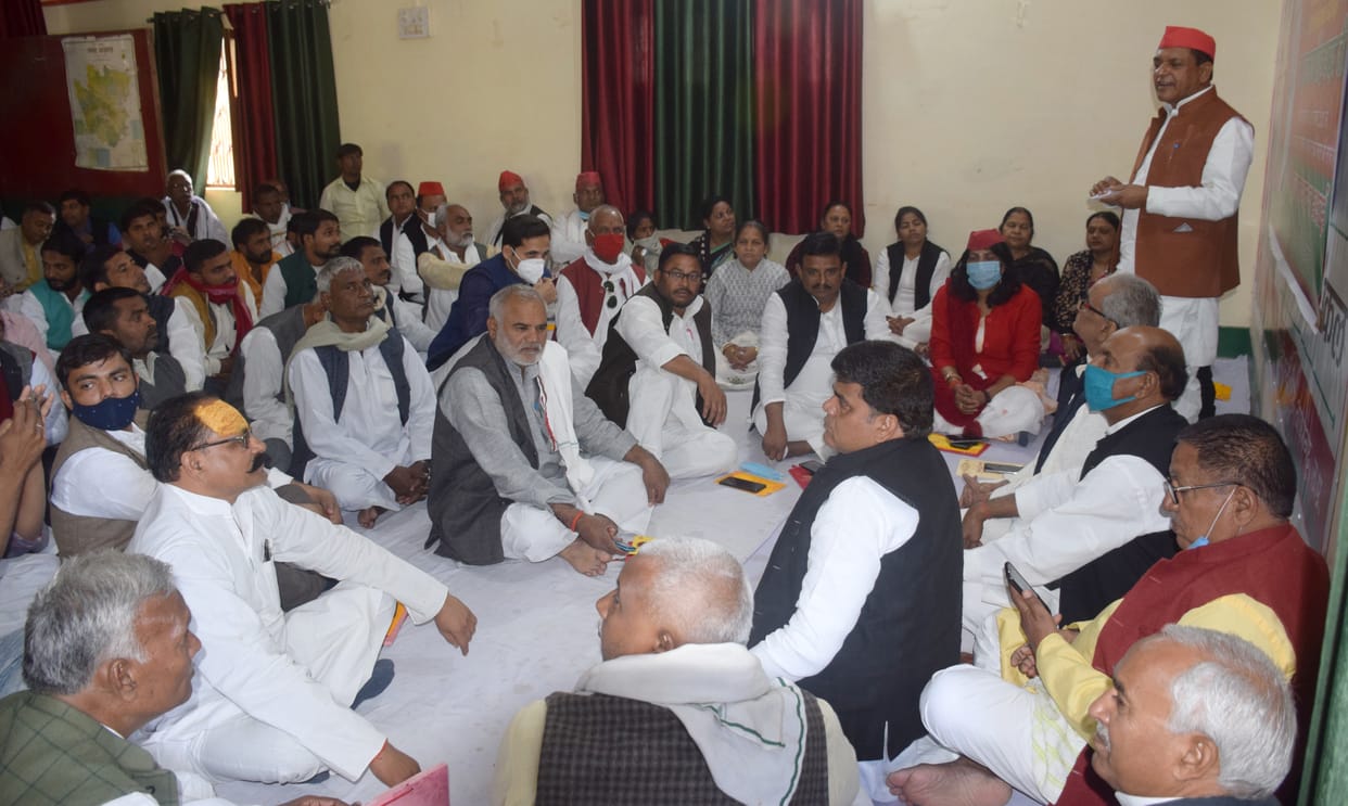 Samajwadi Party ncelebrates birthday of party patron by donating blood