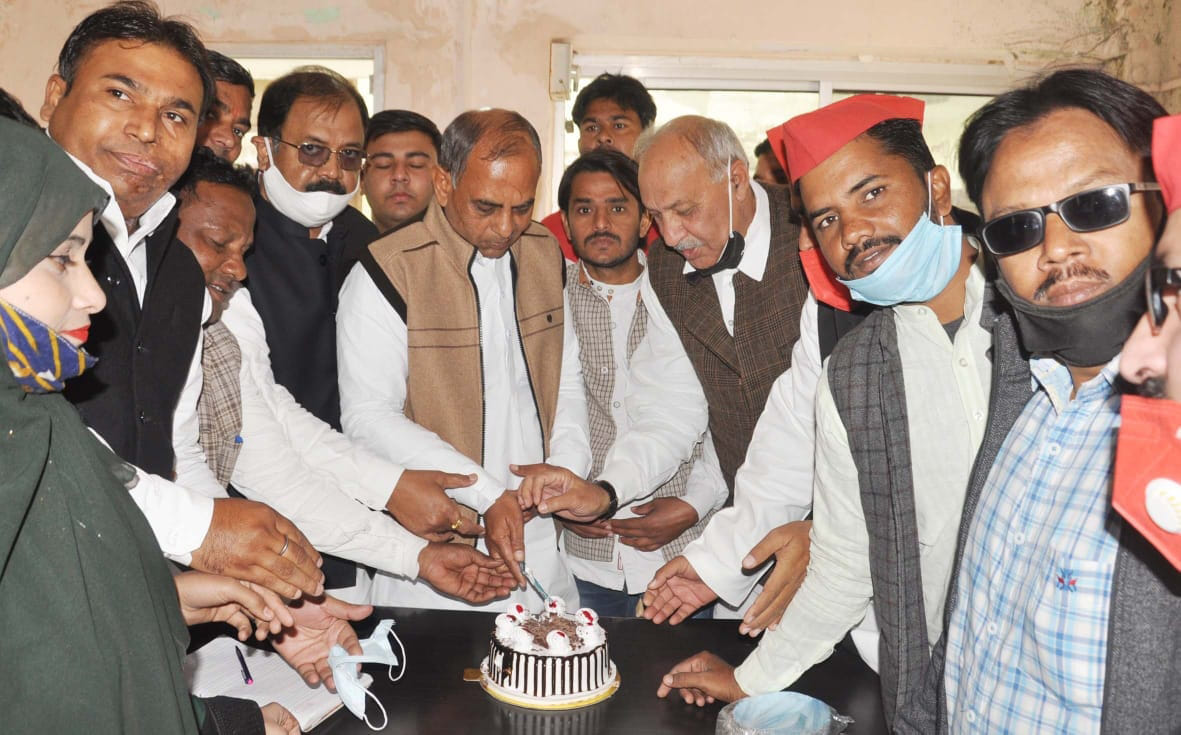 Mission 2022 pledged after celebrating Mulayam Singh's birthday