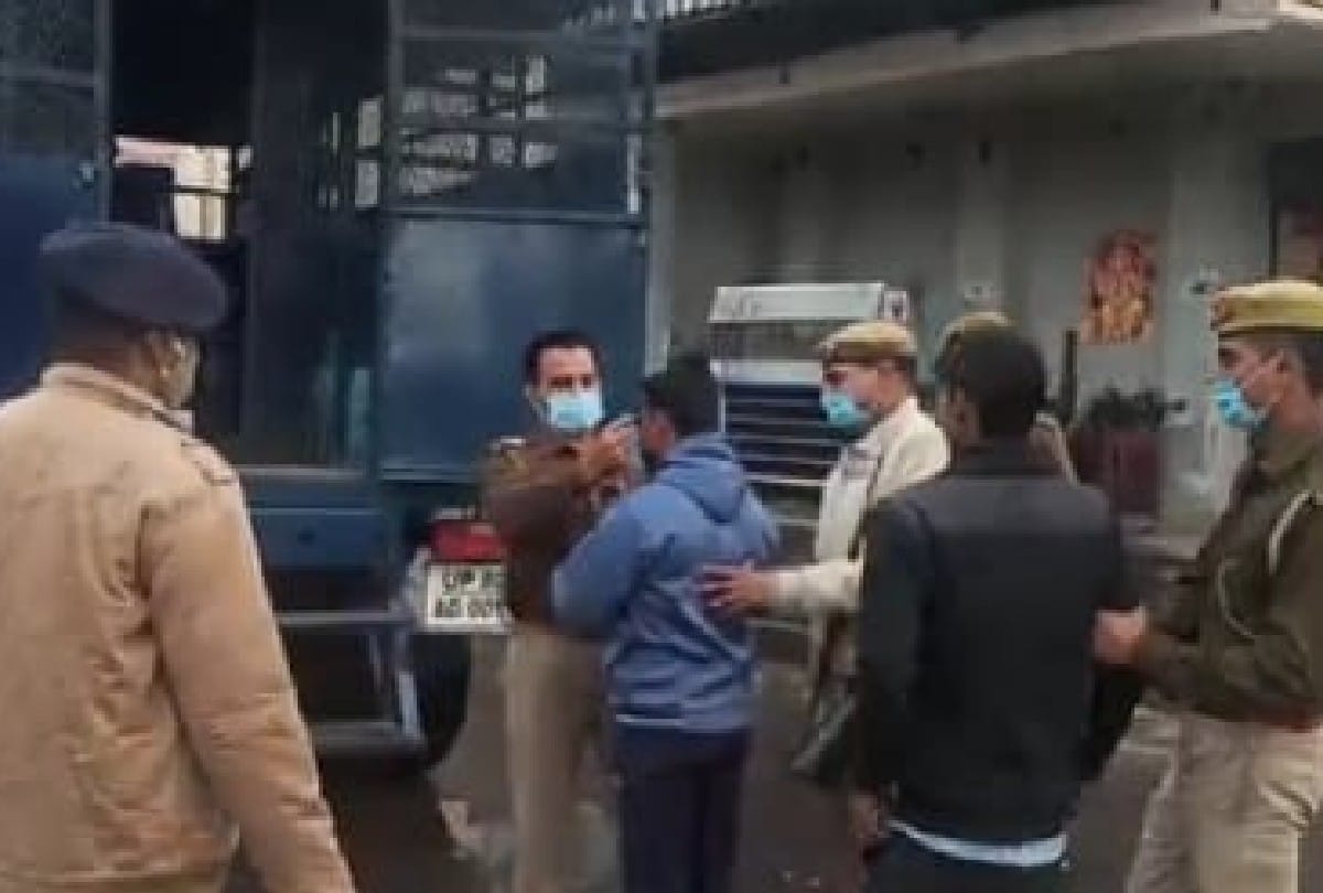 Police  Issued Challan For Not Wearing Mask By 181 People In Agra