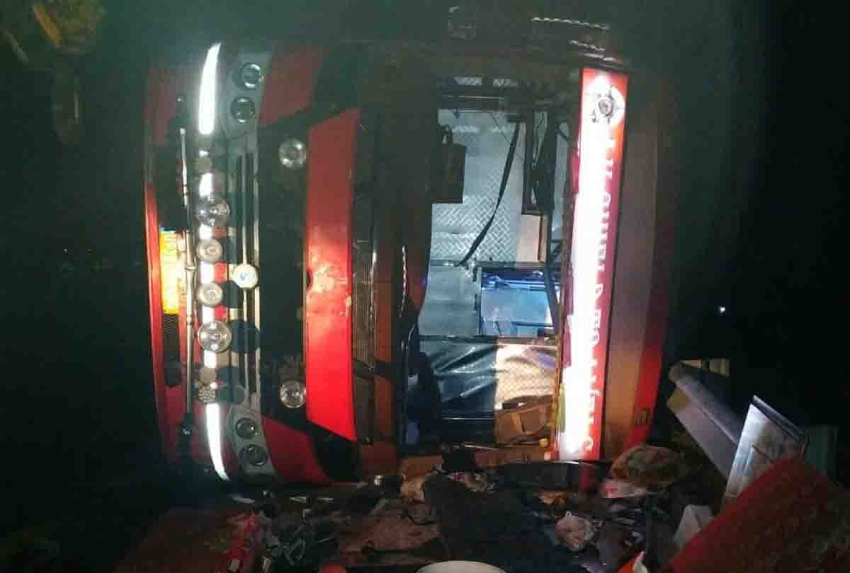 UP: Double-decker bus overturned on Lucknow-Agra Expressway in Unnao, 30 passengers injured