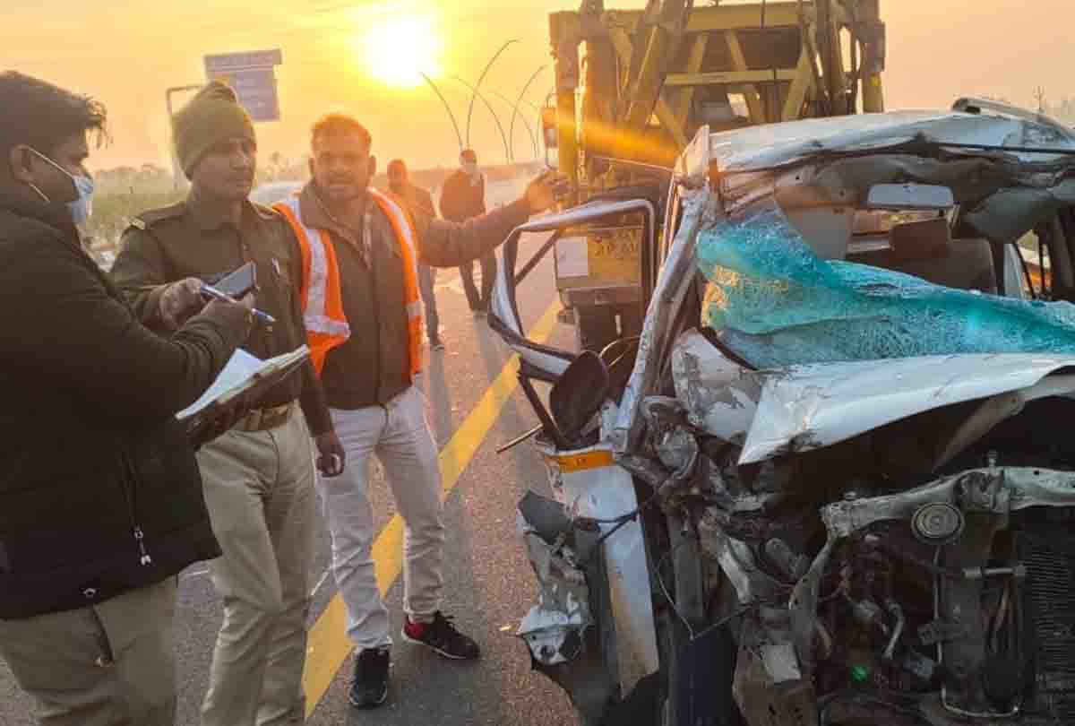 UP: horrific road accident on Lucknow Agra Expressway in Kannauj, car collided with container, two died