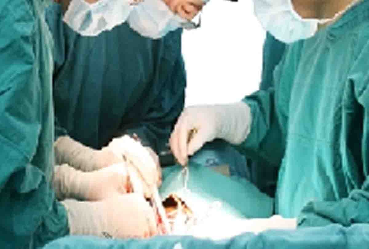 Kanpur: CMO raid, doctor left surgery in middle and run away,  nursing home registration canceled