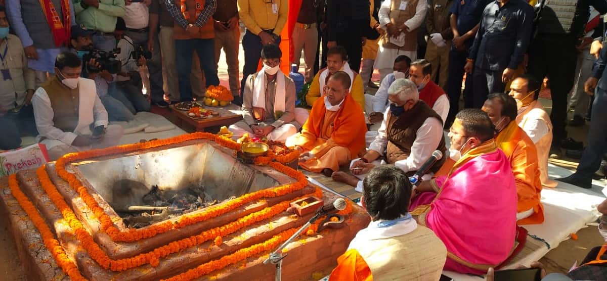 MP Anupriya Patel performed Havan-Pujan before the water project CM Yogi also present in Mirzapur