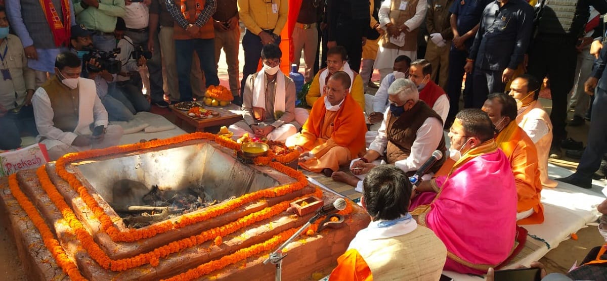 MP Anupriya Patel performed Havan-Pujan before the water project CM Yogi also present in Mirzapur