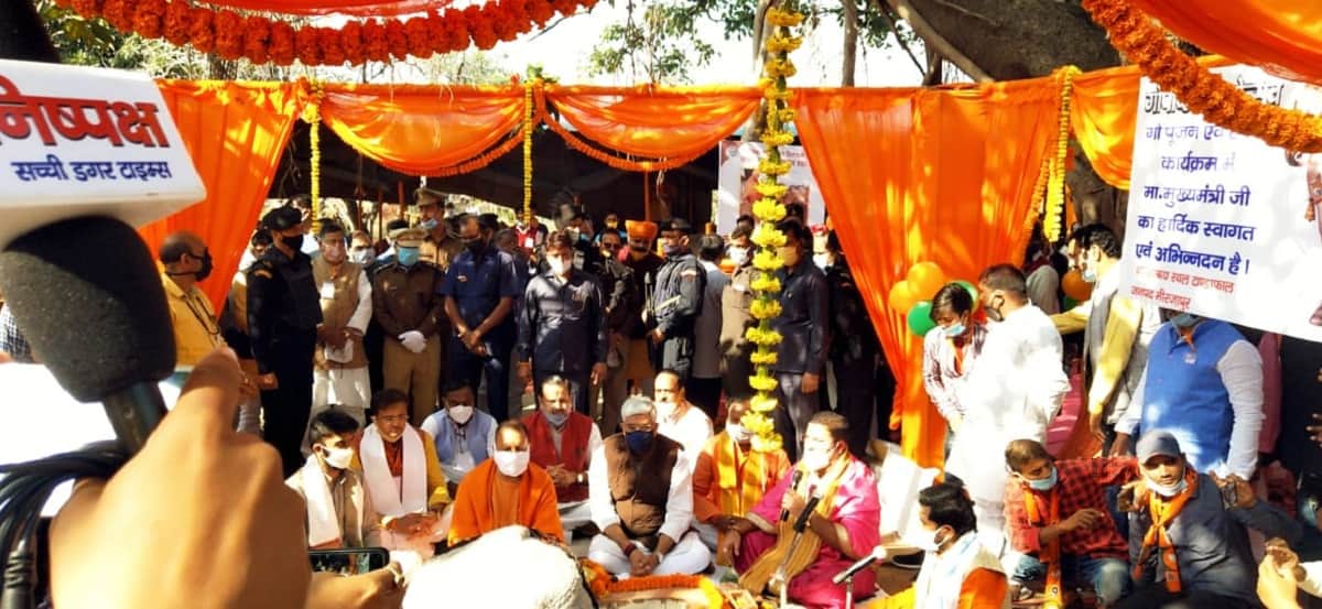 MP Anupriya Patel performed Havan-Pujan before the water project CM Yogi also present in Mirzapur