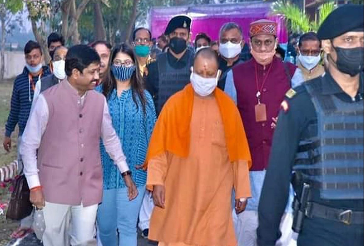 CM Yogi arrives to meet RSS Chief Bhagwat, discuss talks on making law against love jihad