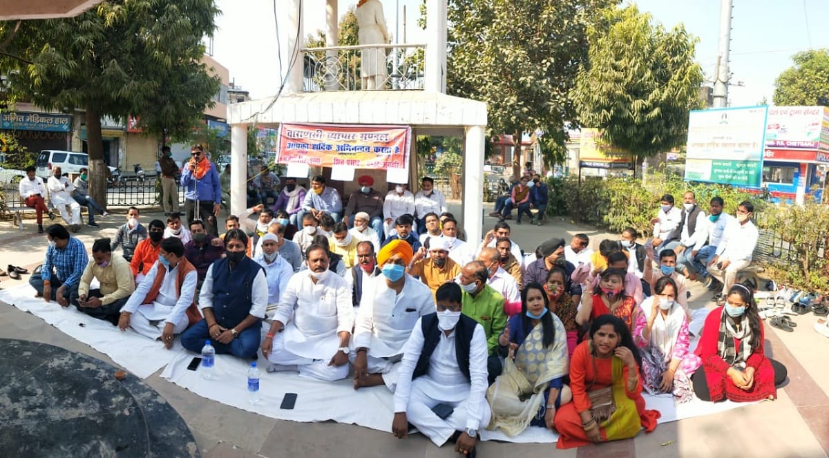 Businessmen start protesting about deteriorating law and order in Banares, slogans against police administration