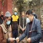 प्रभावित परिवारों को सौंपा गया चेक