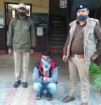 बाजपुर कोतवाली में गिरफ्तार ठगी का आरोपी और पुलिस टीमम।