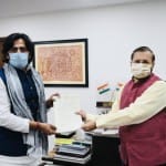 सांसद रवि किशन ने सूचना एवं प्रसारण मंत्री प्रकाश जावड़ेकर से मुलाकात की।