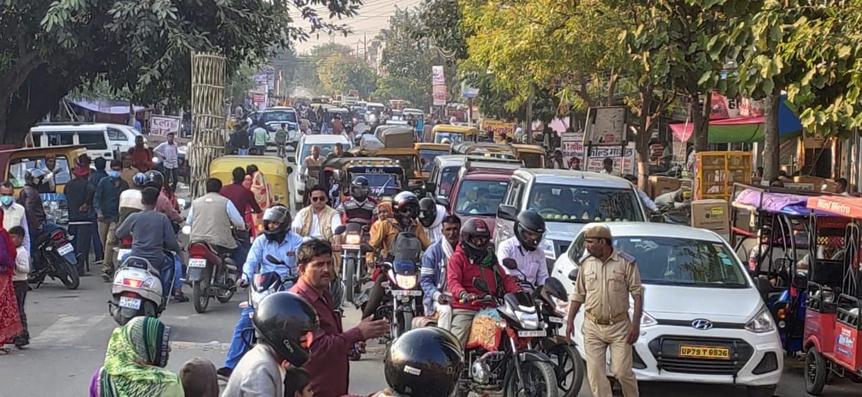 Heavy crowd in the market, jam in the city