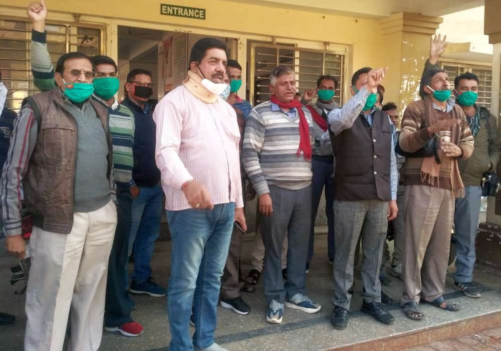Corporation personnel threaten a blockade to protest the issuance of permits to private buses in Mahoba