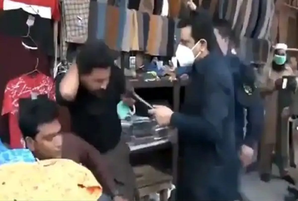 Pakistan man slapped shopkeepers for not wearing mask, ias officer Awanish Sharan gives epic reaction
