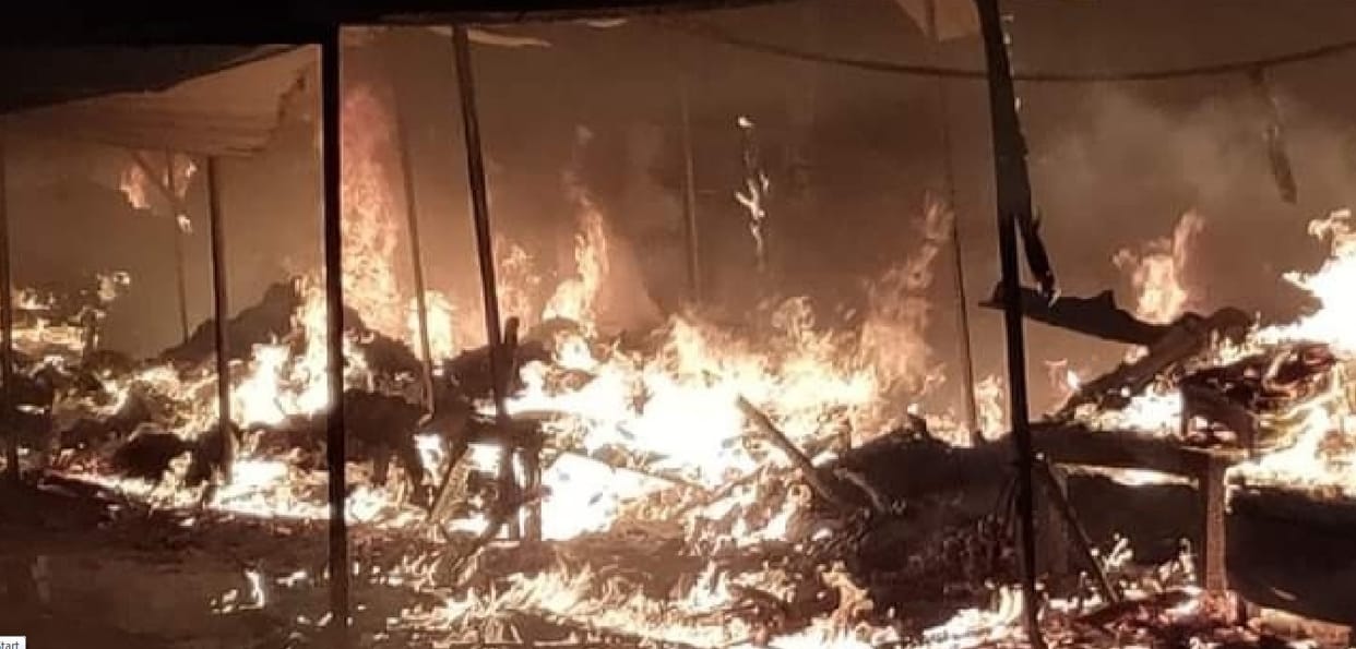 Heavy fire in vegetable market in Ghazipur loss of 50 lakhs from incense sticks and lamps