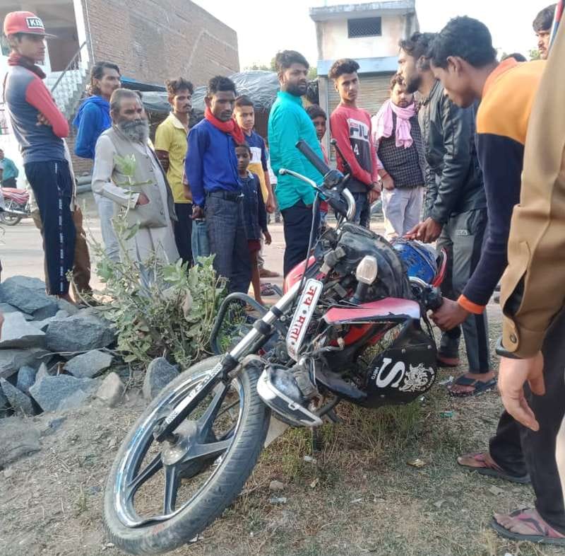 Painter riding bike killed in Mahoba truck, angry people jammed