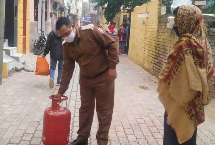 Five people scorched due to fire breaks out in gas cylinder at ManiMajara