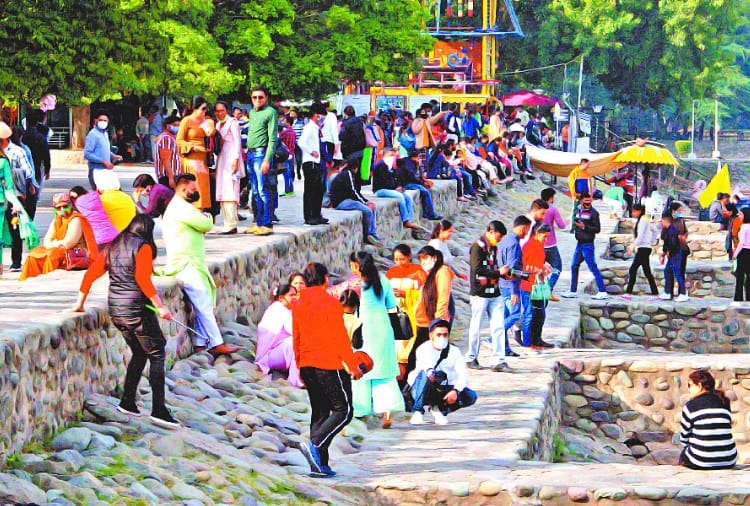 People are not wearing masks and not following social distance in Chandigarh
