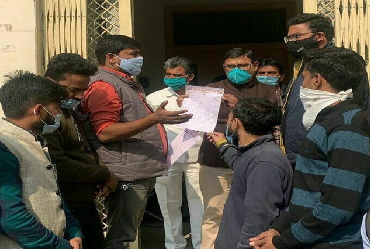 Agra Band Union Protest against new guidelines for wedding ceremony