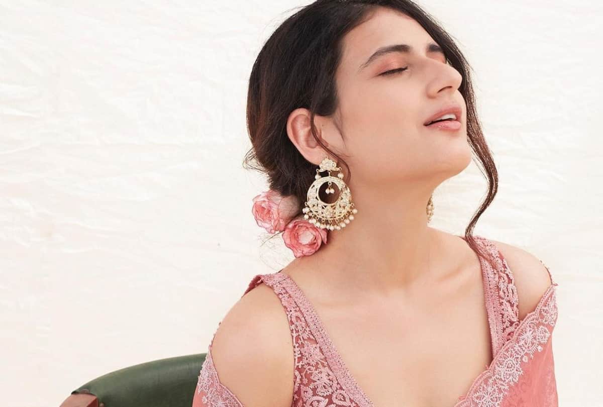 fatima sana shaikh sunkissed photos in blue floral maxi dress