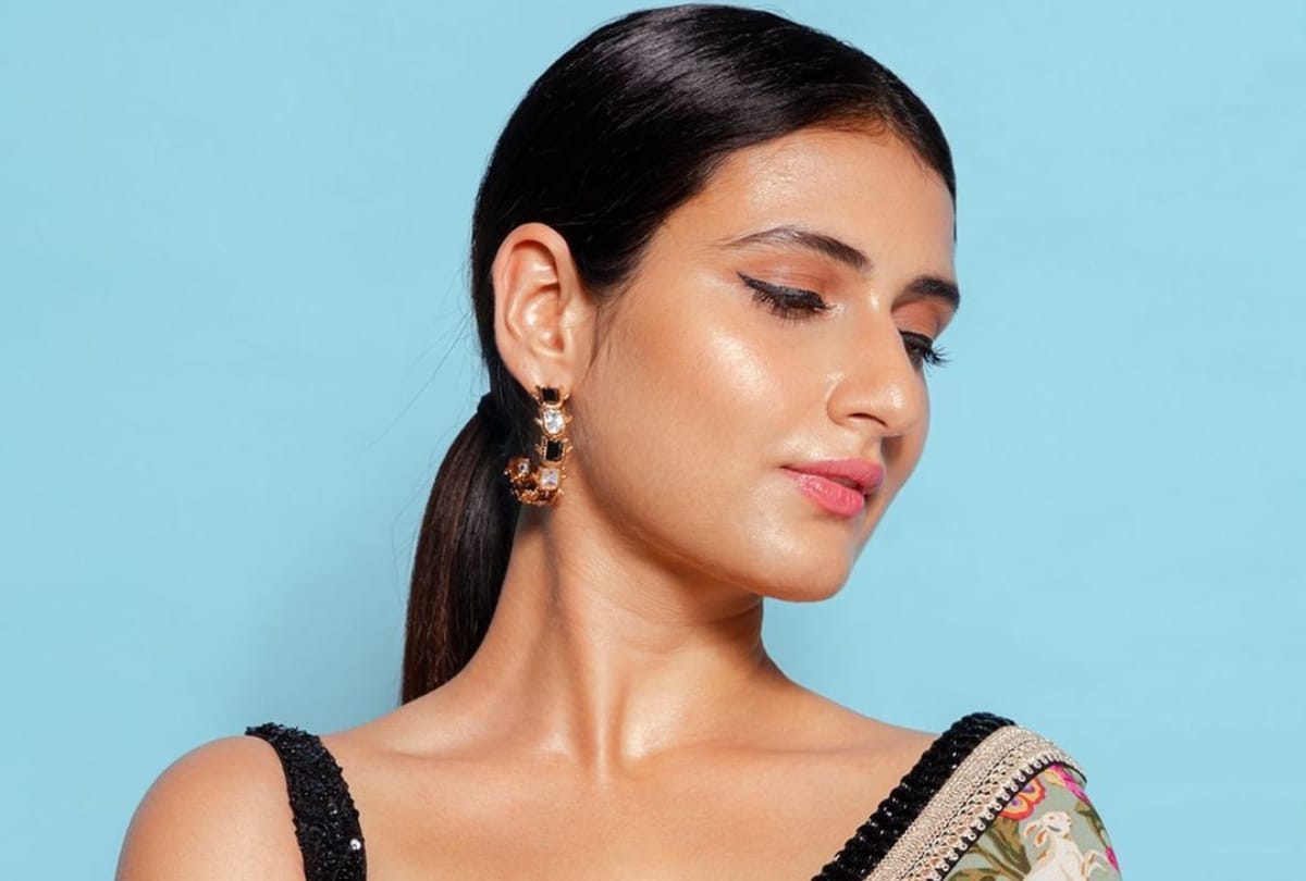 fatima sana shaikh stunning look in sabyasachi saree for movie promotion
