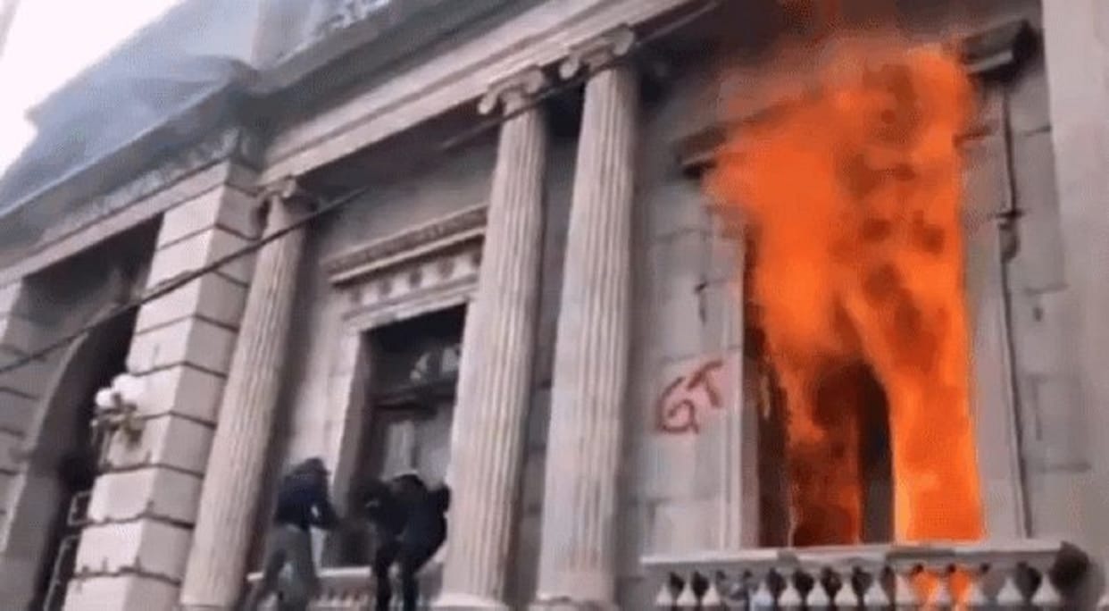 Angry protesters set fire to Guatemala's parliament house by 2021 budget