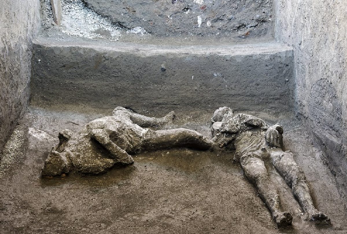 discovery of two human bodies trying to survive a volcanic eruption 2000 years ago in Pompeii Italy