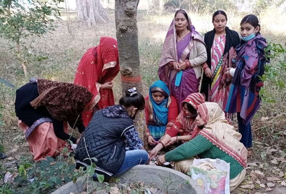 santaan kee sukh samrddhi ke lie mahilaon ne kee pooja archana