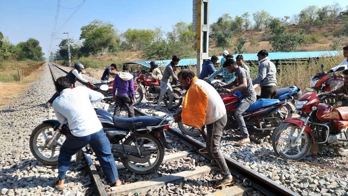 Truck stuck in railway underpass in Mahoba, stalled traffic for eight hours