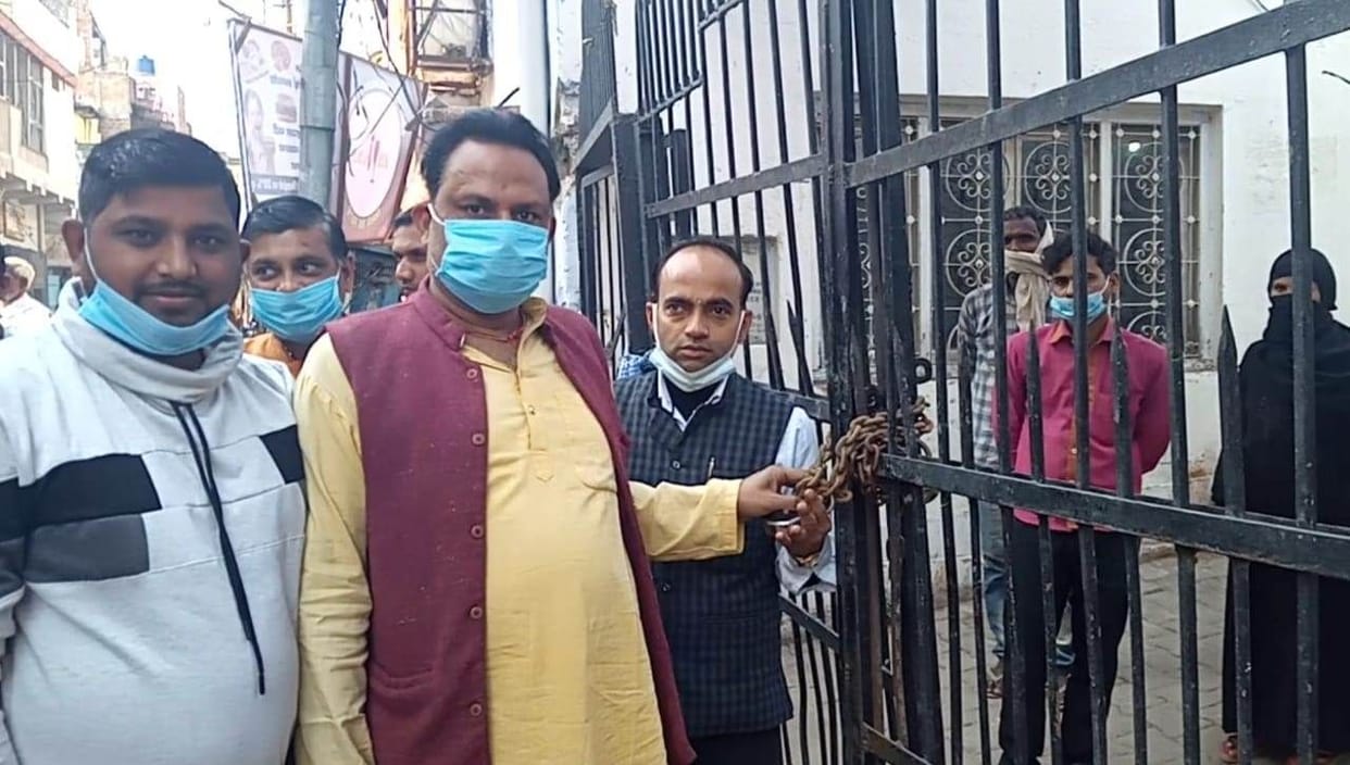 sabhaasadon ne paalika get par lagaaya taala, naarebaajee