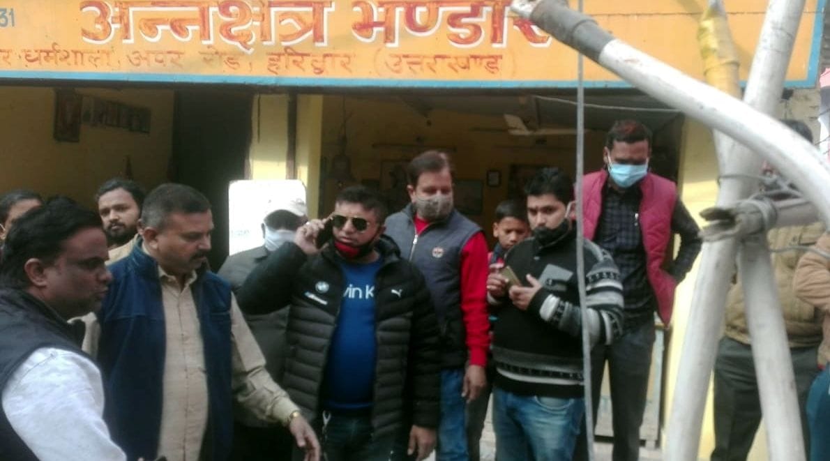 JE surrounded in protest against making pillars in the drain