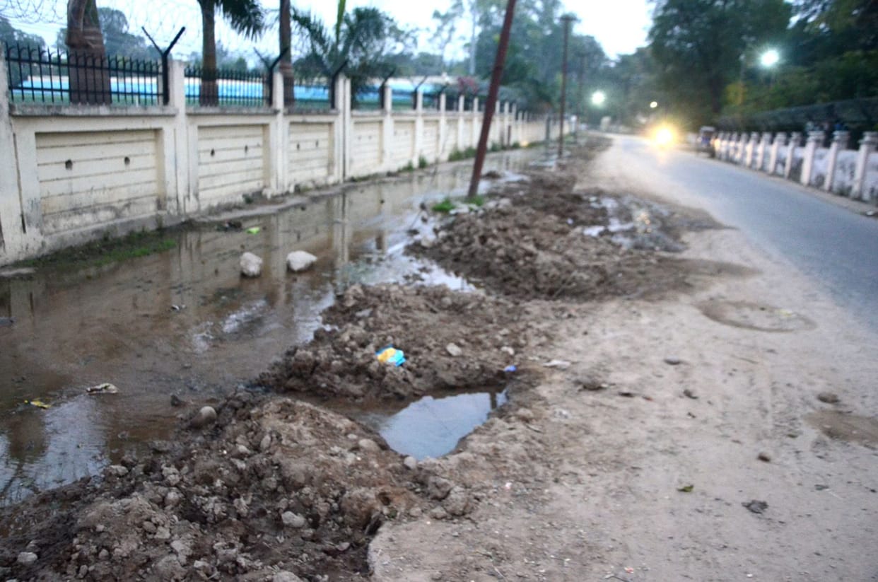 Drinking water line torn at Bhagat Singh Chowk, hundreds of liters of water wasted