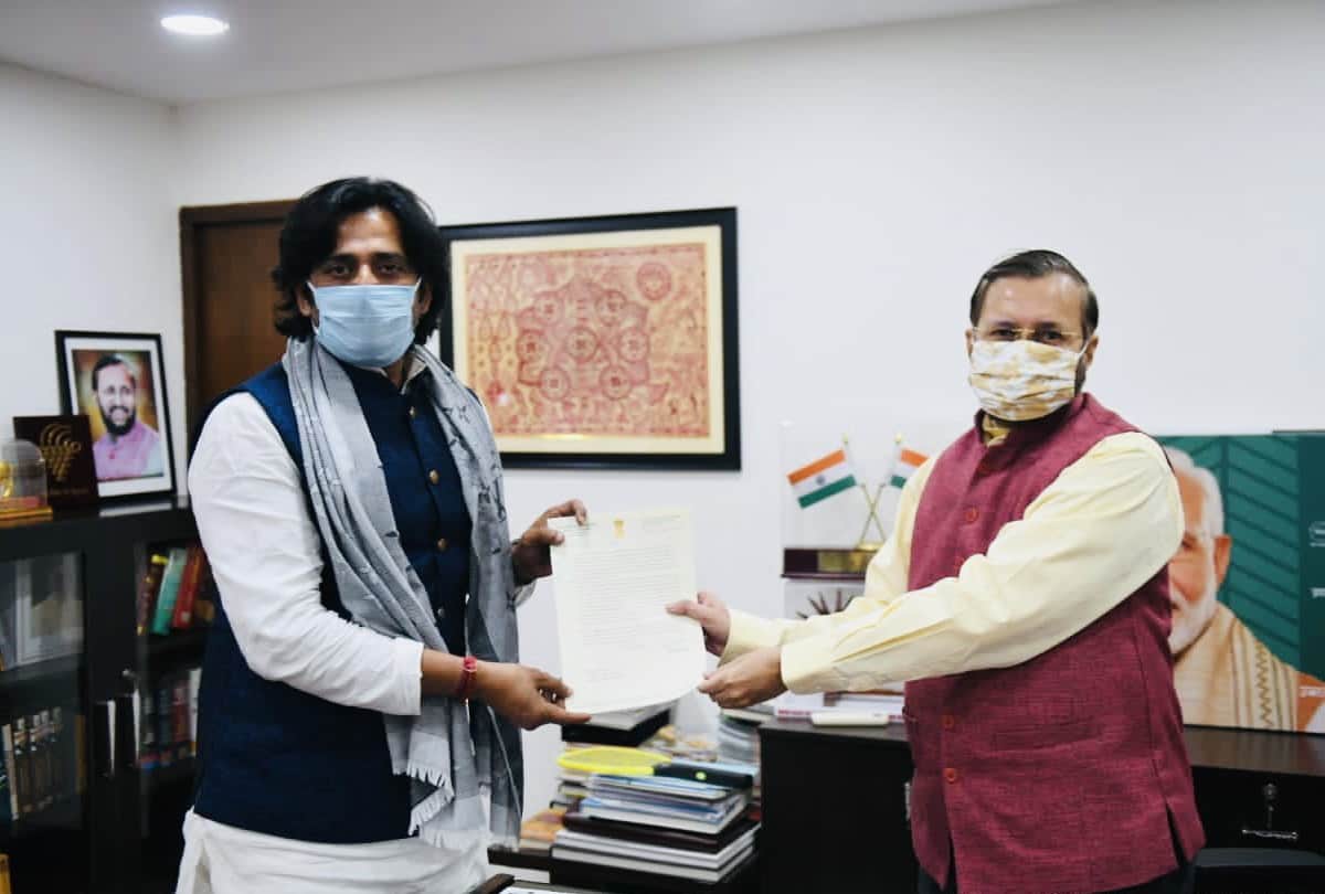 MP Ravi Kishan met Union Information Broadcasting Minister Prakash Javadekar in Delhi for Gorakhpur AIR