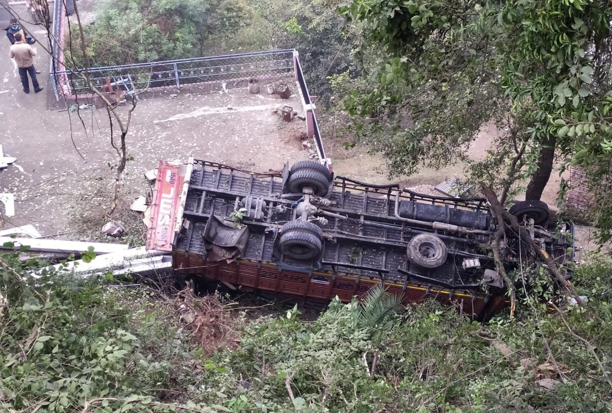 Himachal News : two killed in truck accident in bilaspur