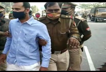 Police arrested the relative of mafia Dilip Mishra who arrived with Pistol to stop the action of PDA