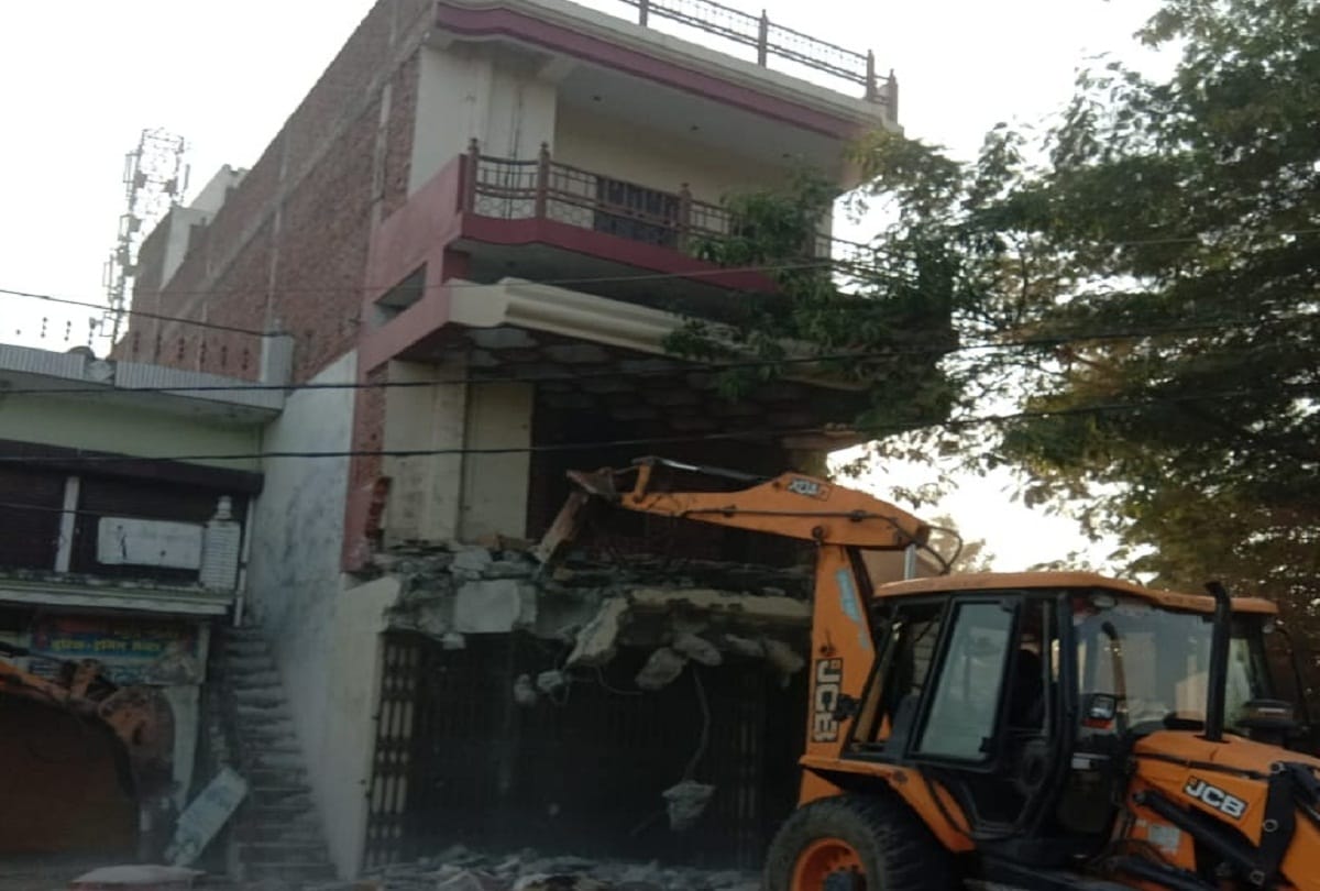 After the Lodge of Mafia Dilip Mishra, PDA's bulldozer on three-storey house