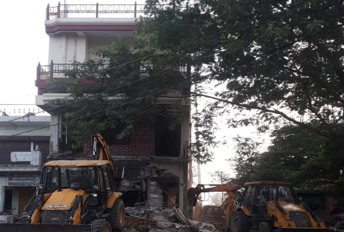 After the Lodge of Mafia Dilip Mishra, PDA's bulldozer on three-storey house