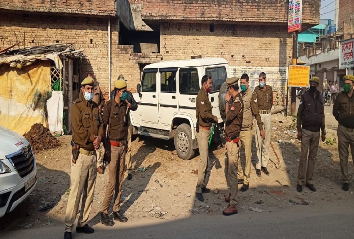 Firing after dispute between two parties, one shot to passerby, one side close to Atiq, second witness to murder