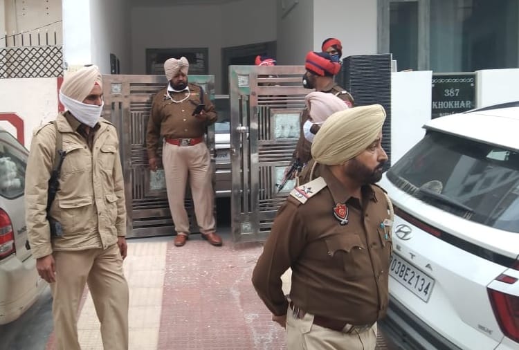 Three dead bodies found from the house in suspicious condition in Bathinda of Punjab
