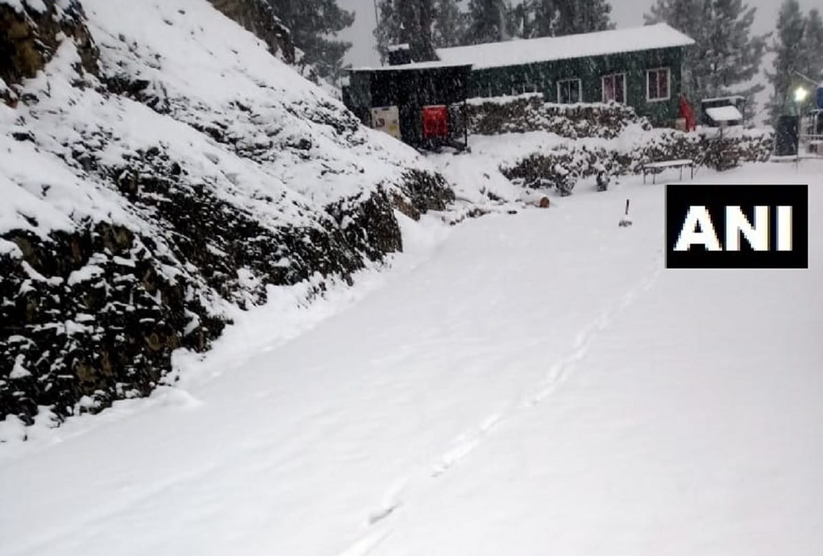 heavy snowfall in jammu kashmir Srinagar records 3 degree celsius temperature