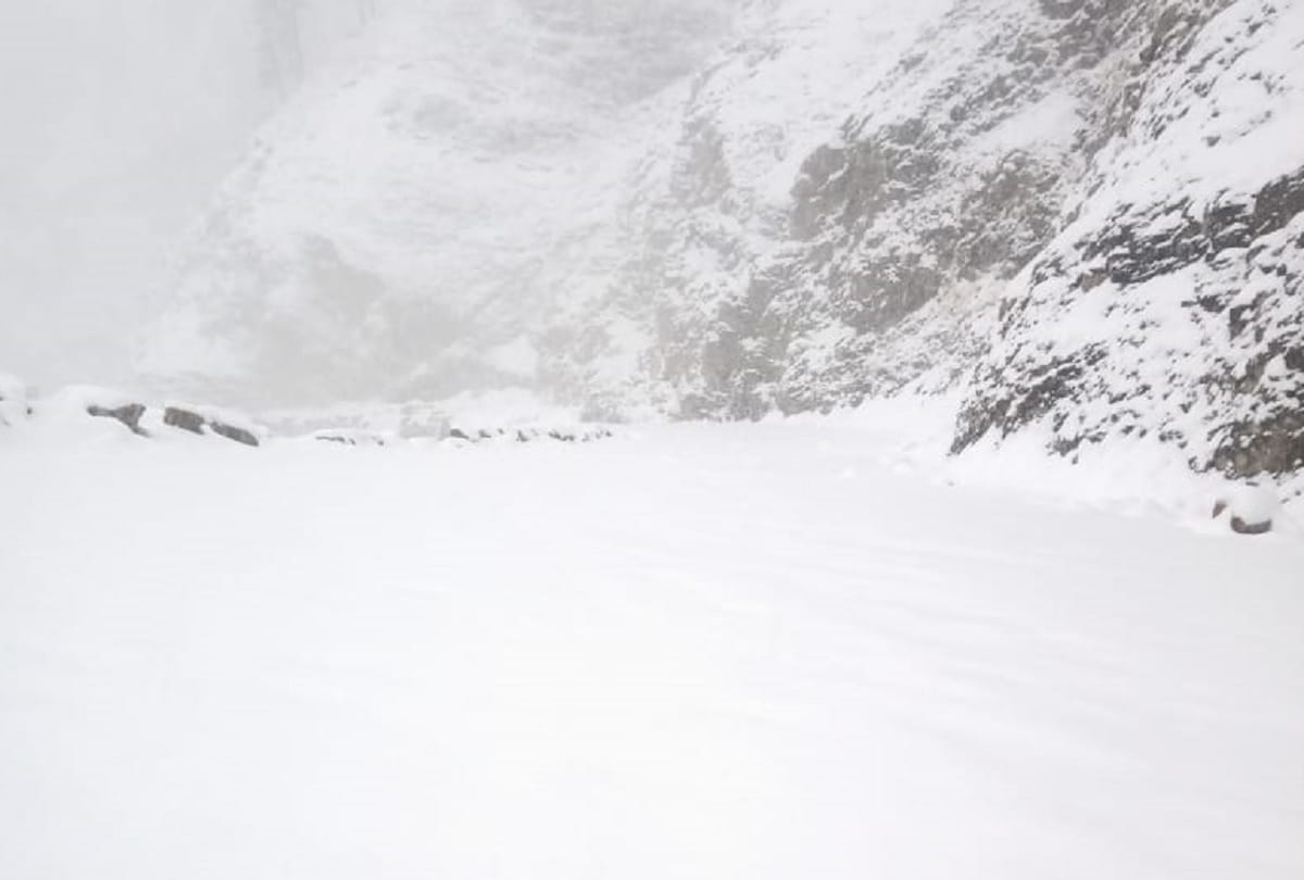 heavy snowfall in jammu kashmir Srinagar records 3 degree celsius temperature