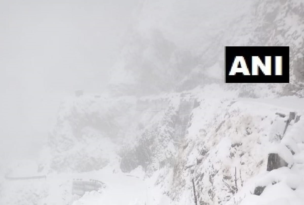 heavy snowfall in jammu kashmir Srinagar records 3 degree celsius temperature