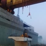 निर्माणाधीन पुल की गिरी बीम।