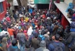 जूलाघाट (नेपाल) प्रहरी कार्यालय में कागज चेक करवाते नेपाली पेंशनर।