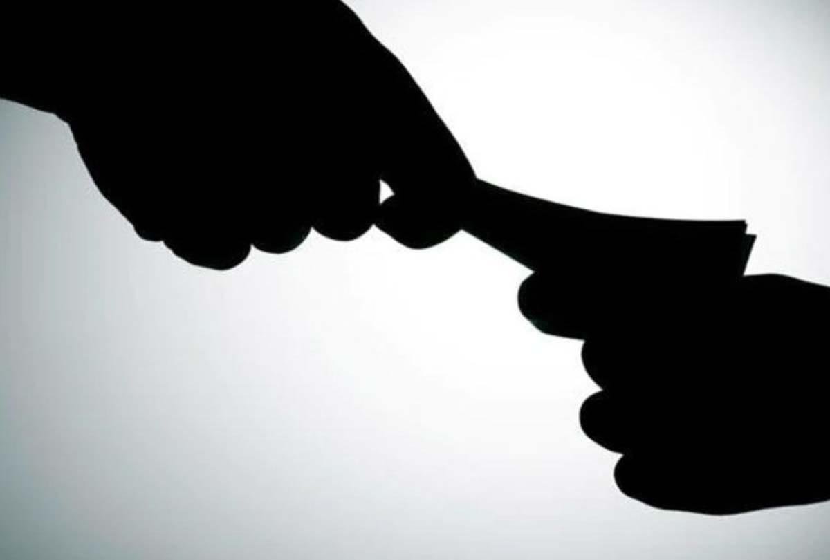 Anti Corruption Team caught Roadways RM taking bribe from clerk