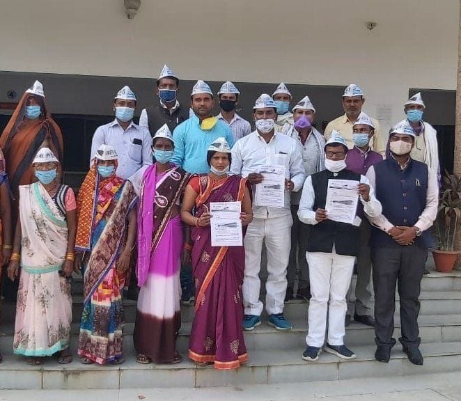 aap member protest in colectrate