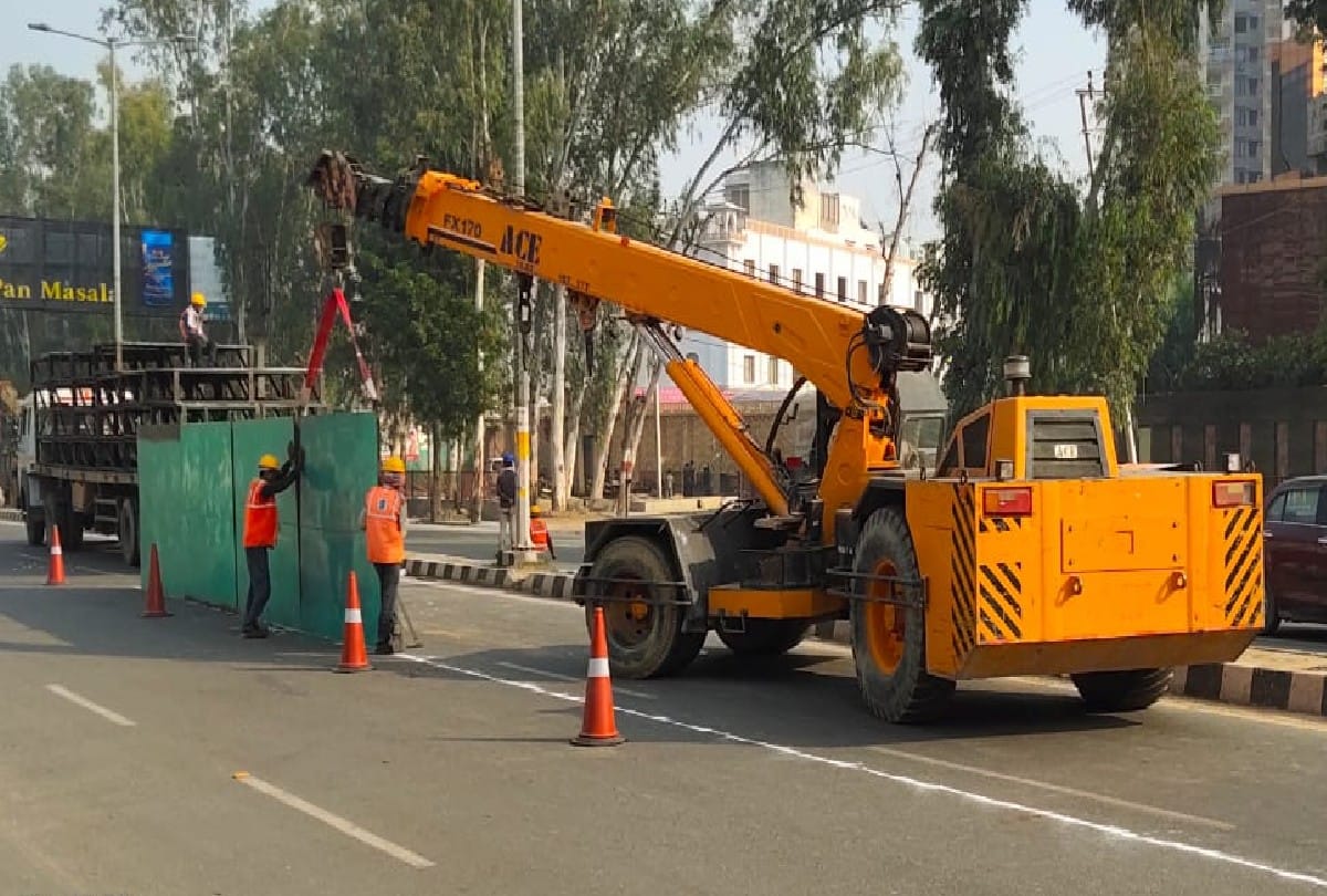 Agra Metro barricading work fast for Metro Project