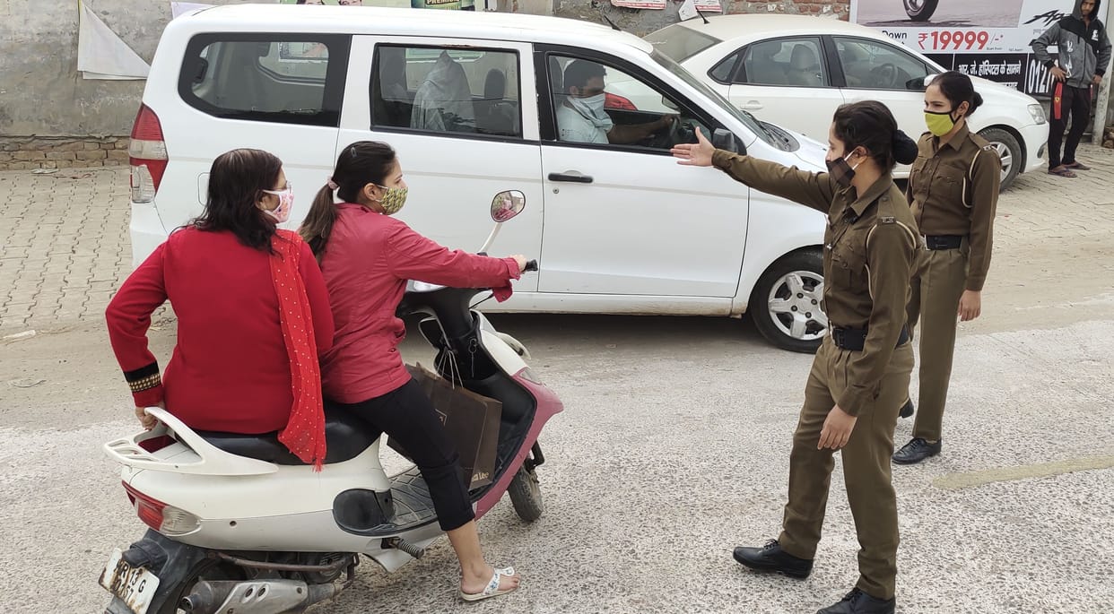 Police of Mahila police station with Durga Shakti commanded to follow traffic rules on roads