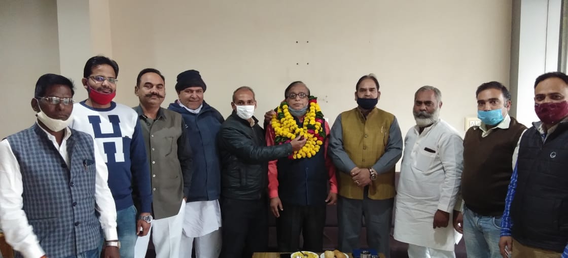 gst team protest busseness men